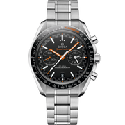 Quadrante nero opaco con lancette arancioni luminescenti, indici a bastone e due contatori cronografo, datario a ore 6 dell’Omega Speedmaster Racing 44,25 mm